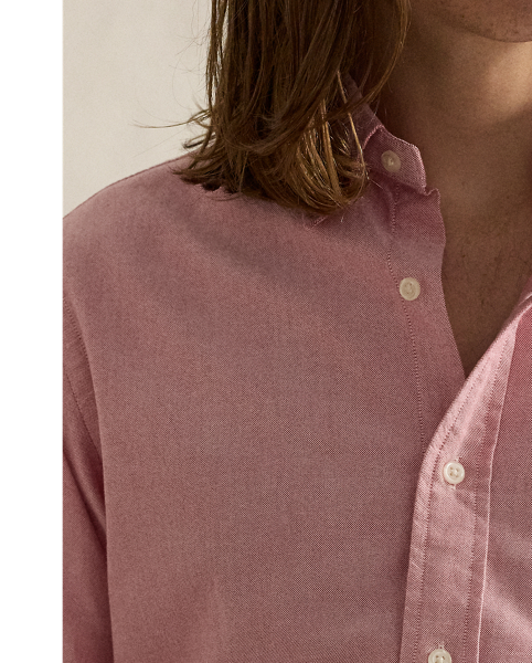 The oxford shirt made its debut very early in  Ralph Lauren Lauren’s designs, and since then, it has solidified its status as a pillar of the Polo look. Our fabric is developed with a secret wash, giving it instant character, ease and a heathered softness – what we refer to as "the perfect rumple". The formula is so unique that it's been kept in a safe for more than three decades. Today, Mr Lauren continues to create countless variations of his iconic shirt, including this Custom Fit version, which is embroidered with our multicoloured signature Pony.