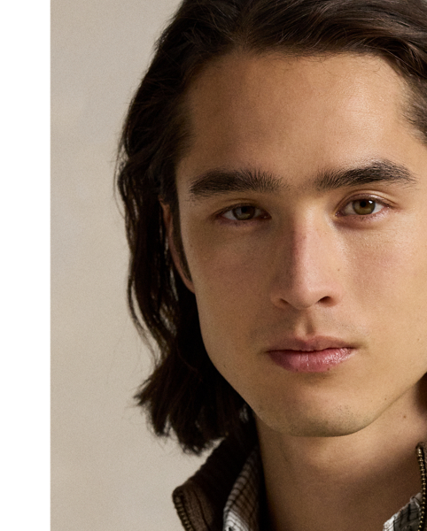 This chunky-knit cotton layer features our iconic cable design and signature embroidered Pony.