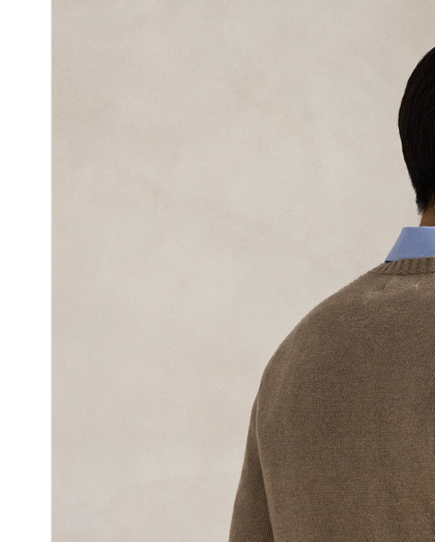 This crewneck jumper will keep you comfortably warm thanks to its soft, breathable cotton.