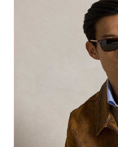 This crewneck jumper will keep you comfortably warm thanks to its soft, breathable cotton.