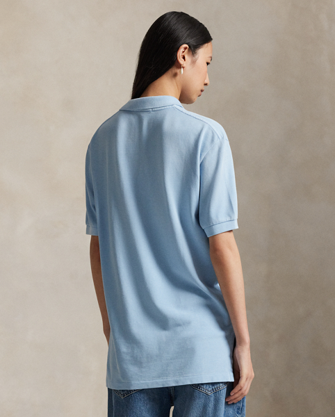 An American style standard since 1972, the Polo shirt has been imitated but never matched. Over the decades, Ralph Lauren Lauren has re-imagined his signature style in a wide array of colours and fits, yet all retain the quality and attention to detail of the initial icon. Treated for a timeworn look, this version is cut in our Original Fit, which is slightly more relaxed on the shoulder than our Classic Fit and has a longer back length.