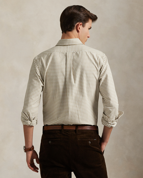 The oxford shirt made its debut very early in Ralph Lauren Lauren’s designs, and since then, it has solidified its status as a pillar of the Polo look. Our fabric is developed with a secret wash, giving it instant character, ease and a heathered softness – what we refer to as "the perfect rumple". The formula is so unique that it's been kept in a safe for more than three decades. Today, Mr Lauren continues to create countless variations of his iconic shirt, including this trim version, which is embroidered with our multicoloured signature Pony.