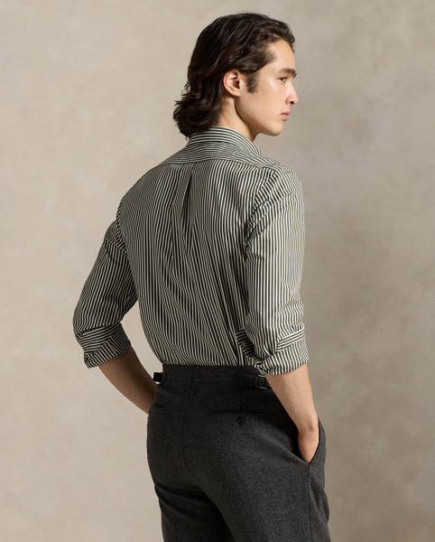 This shirt's poplin combines soft, breathable cotton with extra stretch for added comfort.