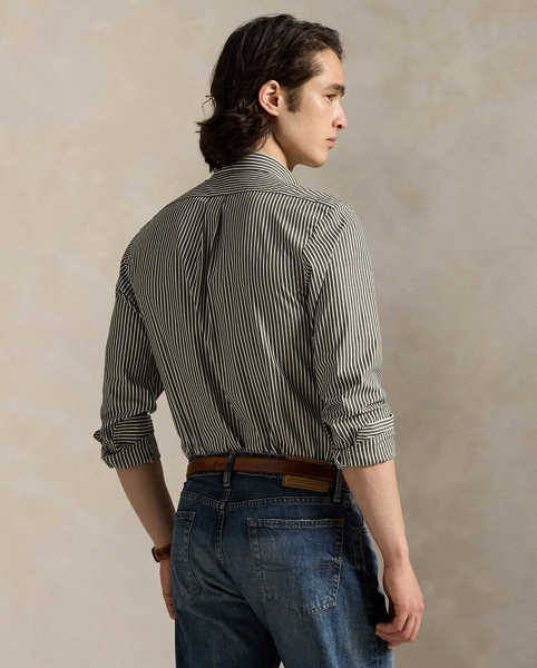 This shirt's poplin combines soft, breathable cotton with extra stretch for added comfort.