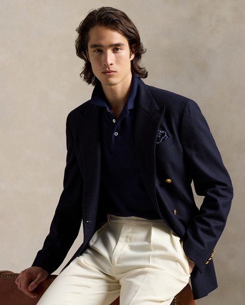 An American style standard since 1972, the Polo shirt has been imitated but never matched. Over the decades, Ralph Lauren Lauren has re-imagined his signature style in a wide array of colours and fits, yet all retain the quality and attention to detail of the iconic original. This version includes a hint of stretch, allowing for unparalleled comfort and ease of movement. It is finished with genuine mother-of-pearl buttons on the placket.