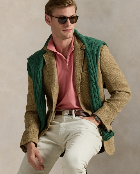 An American style standard since 1972, the Polo shirt has been imitated but never matched. Over the decades, Ralph Lauren Lauren has re-imagined his signature style in a wide array of colours and fits, yet all retain the quality and attention to detail of the iconic original. This version includes a hint of stretch, allowing for unparalleled comfort and ease of movement. It is finished with genuine mother-of-pearl buttons on the placket.