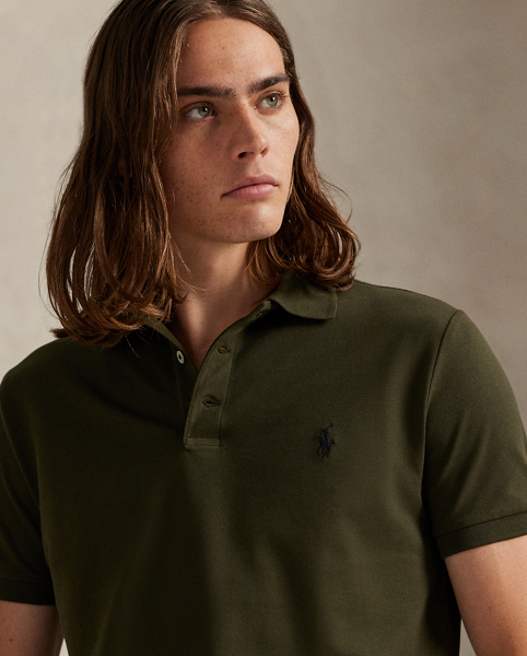 An American style standard since 1972, the Polo shirt has been imitated but never matched. Over the decades, Ralph Lauren Lauren has re-imagined his signature style in a wide array of colours and fits, yet all retain the quality and attention to detail of the iconic original. This version includes a hint of stretch, allowing for unparalleled comfort and ease of movement. It is finished with genuine mother-of-pearl buttons on the placket.