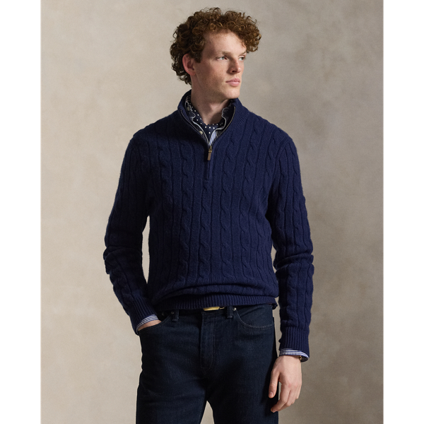 This jumper achieves its luxurious texture with our signature cable-knit motif and thick-gauge cashmere yarn from Italy. It is finished with a suede zip pull on the placket.