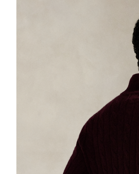 This jumper achieves its luxurious texture with our signature cable-knit motif and thick-gauge cashmere yarn from Italy. It is finished with a suede zip pull on the placket.