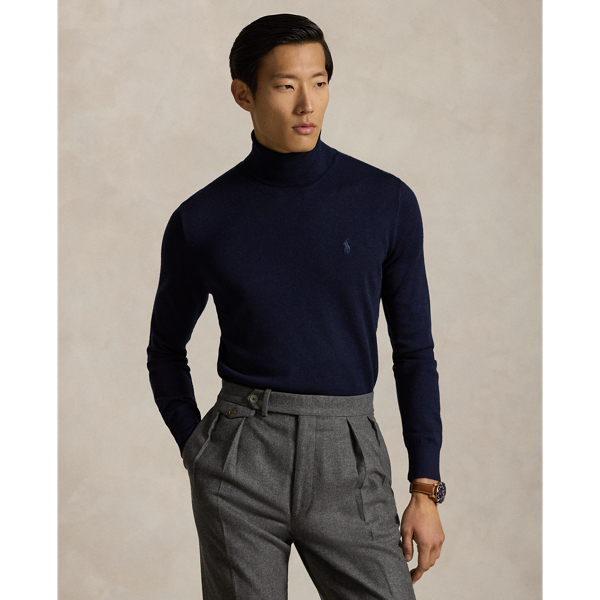 This lightweight jumper’s Italian wool yarn is treated for easy care and worsted for durability as well as a fine, smooth texture.