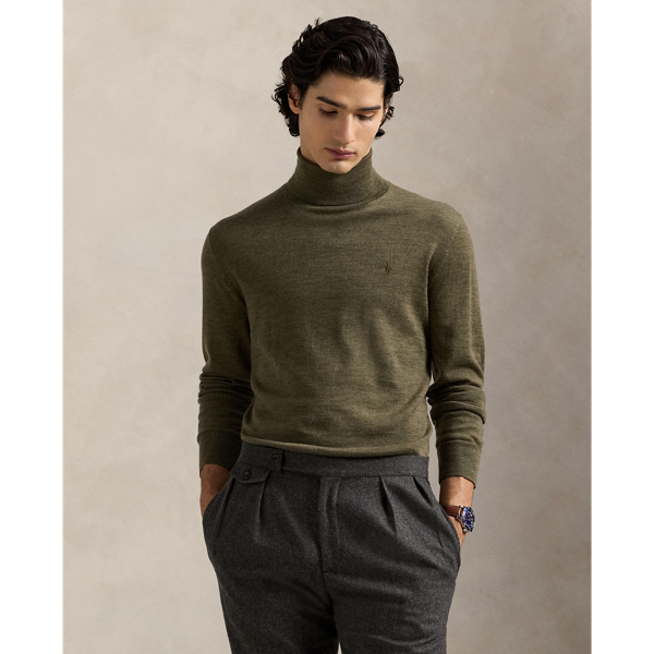 This lightweight jumper’s Italian wool yarn is treated for easy care and worsted for durability as well as a fine, smooth texture.