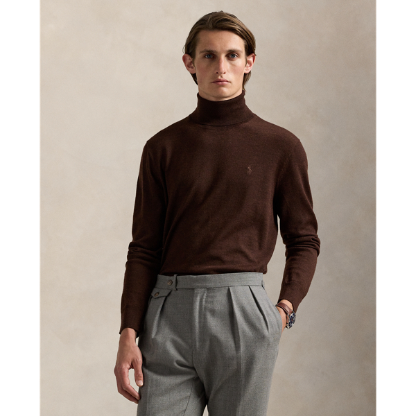 This lightweight jumper’s Italian wool yarn is treated for easy care and worsted for durability as well as a fine, smooth texture.