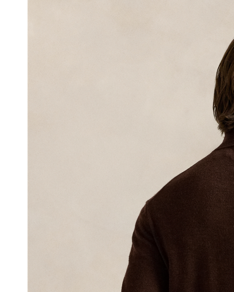 This lightweight jumper’s Italian wool yarn is treated for easy care and worsted for durability as well as a fine, smooth texture.