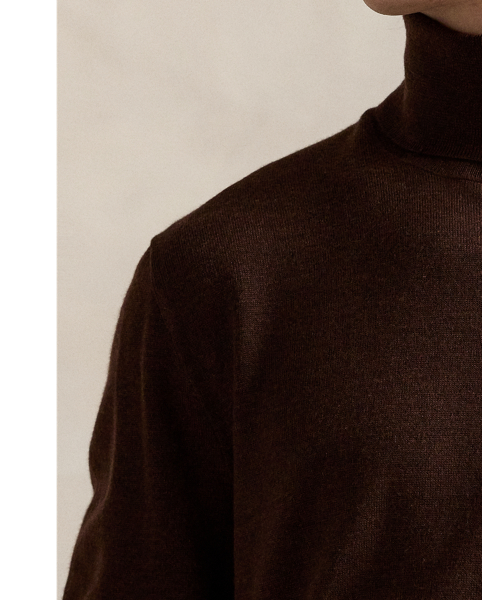 This lightweight jumper’s Italian wool yarn is treated for easy care and worsted for durability as well as a fine, smooth texture.