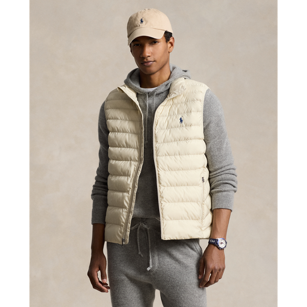 This quilted gilet is developed with down-alternative fill and a water-repellent fabric, both of which are made with recycled polyester. It also packs into its own pocket for on-the-go convenience.