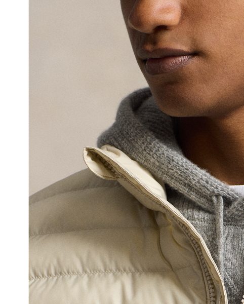 This quilted gilet is developed with down-alternative fill and a water-repellent fabric, both of which are made with recycled polyester. It also packs into its own pocket for on-the-go convenience.