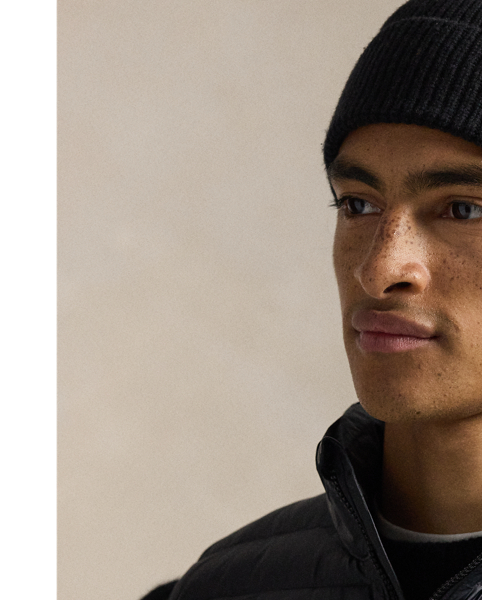 Crafted from water-repellent fabric, this lightweight gilet is insulated with down-alternative fill that's made with recycled polyester. Additionally, it packs into its own pocket for on-the-go convenience.