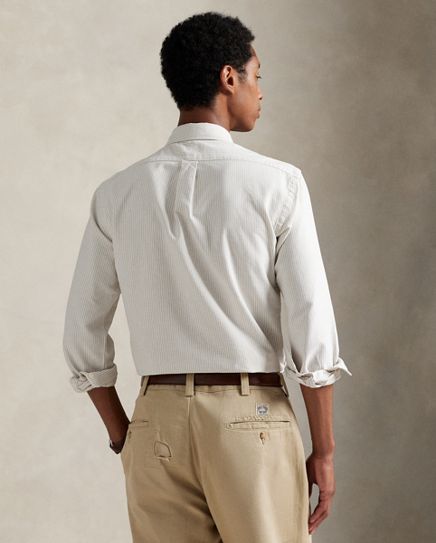 The oxford shirt made its debut very early in Ralph Lauren Lauren’s designs, and since then, it has solidified its status as a pillar of the Polo look. Today, Mr Lauren continues to create countless variations of his iconic shirt, including this striped version, which is embroidered with our multicoloured signature Pony.