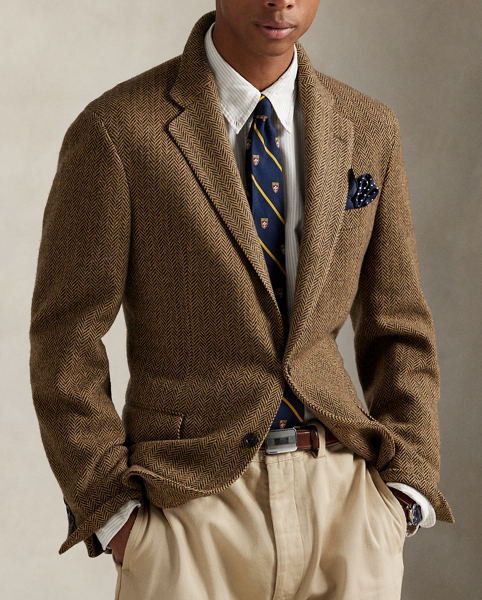 The oxford shirt made its debut very early in Ralph Lauren Lauren’s designs, and since then, it has solidified its status as a pillar of the Polo look. Today, Mr Lauren continues to create countless variations of his iconic shirt, including this striped version, which is embroidered with our multicoloured signature Pony.