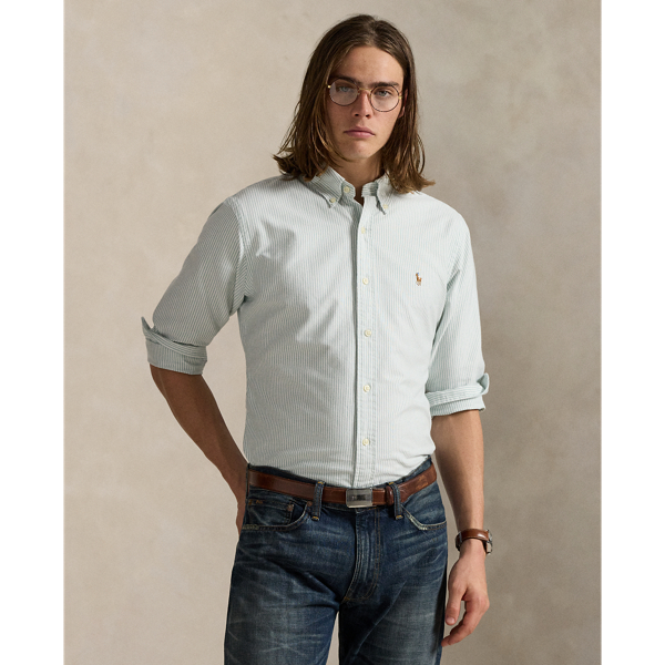 The oxford shirt made its debut very early in Ralph Lauren Lauren’s designs, and since then, it has solidified its status as a pillar of the Polo look. Today, Mr Lauren continues to create countless variations of his iconic shirt, including this striped version, which is embroidered with our multicoloured signature Pony.