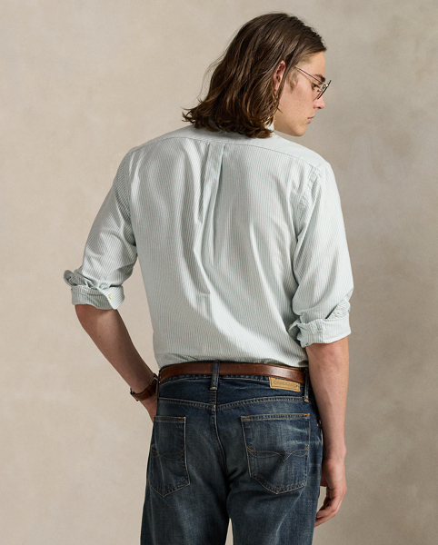 The oxford shirt made its debut very early in Ralph Lauren Lauren’s designs, and since then, it has solidified its status as a pillar of the Polo look. Today, Mr Lauren continues to create countless variations of his iconic shirt, including this striped version, which is embroidered with our multicoloured signature Pony.