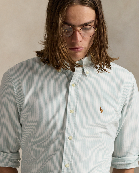 The oxford shirt made its debut very early in Ralph Lauren Lauren’s designs, and since then, it has solidified its status as a pillar of the Polo look. Today, Mr Lauren continues to create countless variations of his iconic shirt, including this striped version, which is embroidered with our multicoloured signature Pony.