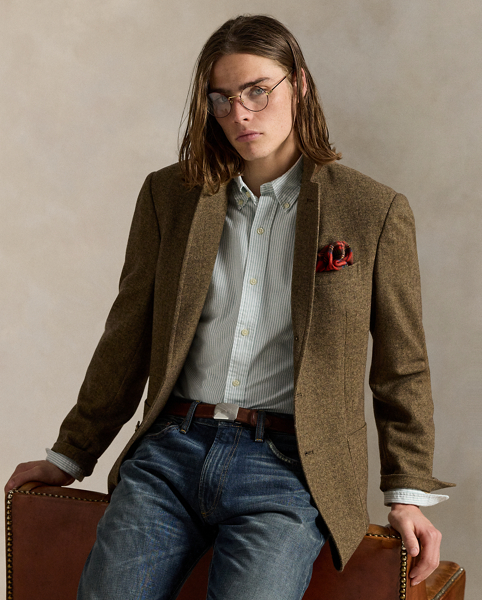 The oxford shirt made its debut very early in Ralph Lauren Lauren’s designs, and since then, it has solidified its status as a pillar of the Polo look. Today, Mr Lauren continues to create countless variations of his iconic shirt, including this striped version, which is embroidered with our multicoloured signature Pony.