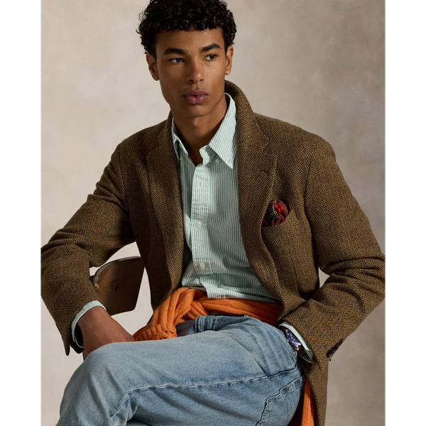 The oxford shirt made its debut very early in  Ralph Lauren Lauren’s designs, and since then, it has solidified its status as a pillar of the Polo look. Today, Mr Lauren continues to create countless variations of his iconic shirt, including this striped version, which is embroidered with our multicoloured signature Pony.