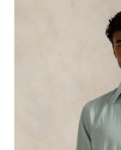 The oxford shirt made its debut very early in  Ralph Lauren Lauren’s designs, and since then, it has solidified its status as a pillar of the Polo look. Today, Mr Lauren continues to create countless variations of his iconic shirt, including this striped version, which is embroidered with our multicoloured signature Pony.