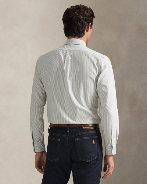 The oxford shirt made its debut very early in Ralph Lauren Lauren’s designs, and since then, it has solidified its status as a pillar of the Polo look. Today, Mr Lauren continues to create countless variations of his iconic shirt, including this striped version, which is embroidered with our multicoloured signature Pony.