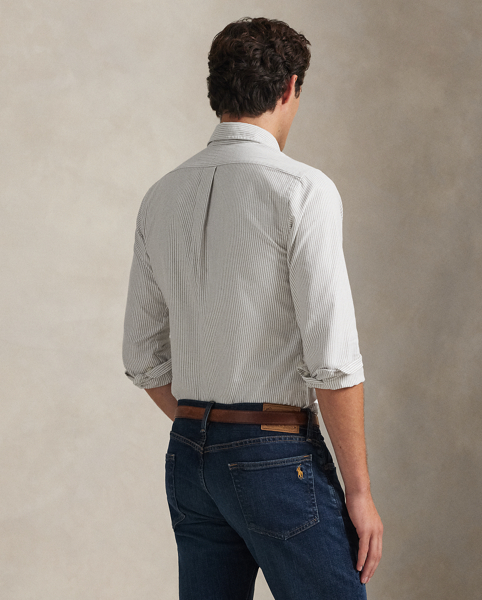 The oxford shirt made its debut very early in Ralph Lauren Lauren’s designs, and since then, it has solidified its status as a pillar of the Polo look. Today, Mr Lauren continues to create countless variations of his iconic shirt, including this striped version, which is embroidered with our multicoloured signature Pony.