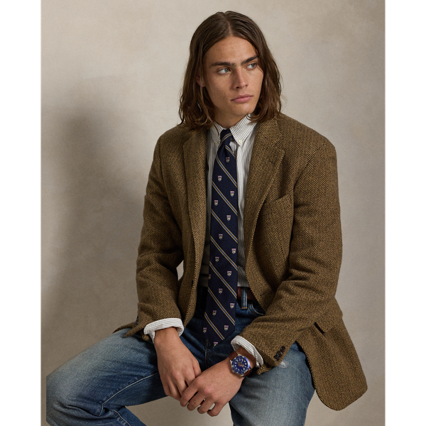 The oxford shirt made its debut very early on in  Ralph Lauren Lauren’s designs and, since then, it has solidified its status as a pillar of the Polo look. Today, Mr Lauren continues to create countless variations of his iconic shirt, including this striped version, which is embroidered with our multicoloured signature Pony.