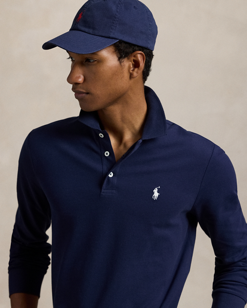 An American style standard since 1972, the Polo shirt has been imitated but never matched. Over the decades, Ralph Lauren Lauren has re-imagined his signature style in a wide array of colours and fits, yet all retain the quality and attention to detail of the iconic original. This version includes a hint of stretch, allowing for unparalleled ease of movement and comfort.