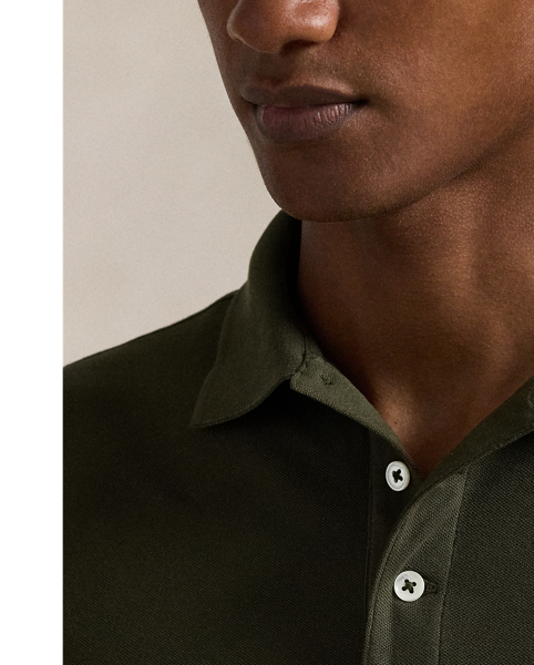 An American style standard since 1972, the Polo shirt has been imitated but never matched. Over the decades,  Ralph Lauren Lauren has re-imagined his signature style in a wide array of colours and fits, yet all retain the quality and attention to detail of the iconic original. This version includes a hint of stretch, allowing for unparalleled ease of movement and comfort.