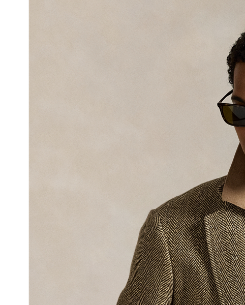 This short-sleeve jumper combines the silhouette of our signature Polo shirt with one of the highest quality cottons in the world known as Suvin, which provides a soft, silky and luxurious texture. The fine-gauge yarn is sourced from an Italian mill specialising in this fibre. It is finished with genuine mother-of-pearl buttons on the placket.