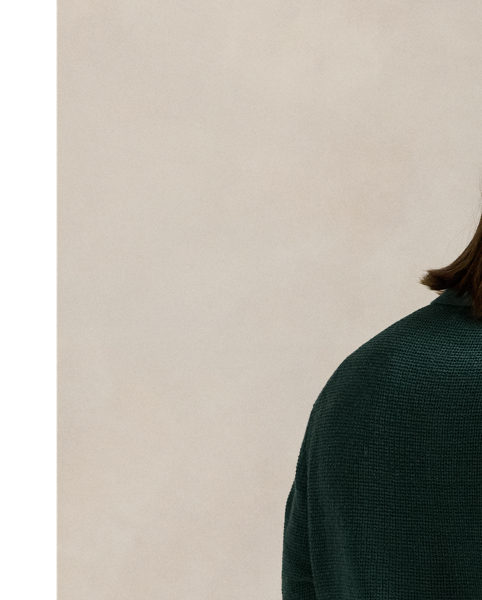 We've reinterpreted our iconic mesh fabric with fine-knit linen to create this lightweight jumper. It is finished with a genuine mother-of-pearl button on the collar.