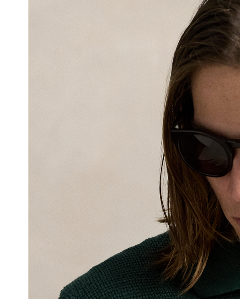 We've reinterpreted our iconic mesh fabric with fine-knit linen to create this lightweight jumper. It is finished with a genuine mother-of-pearl button on the collar.