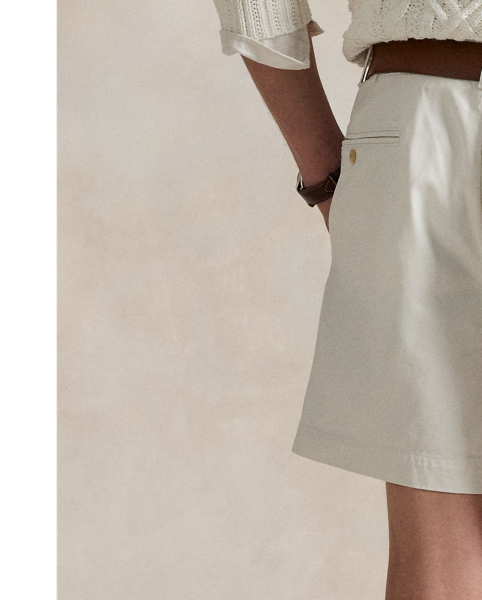 These unisex pleated shorts are crafted with soft cotton chino and feature a vintage-inspired label at the back.