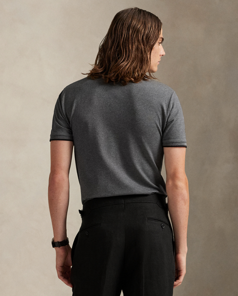 An American style standard since 1972, the Polo shirt has been imitated but never matched. Over the decades, Ralph Lauren Lauren has reimagined his signature style in a wide array of colours and fits, yet all retain the quality and attention to detail of the iconic original. This textured version includes a hint of stretch, allowing for unparalleled ease of movement and comfort.