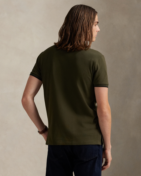 An American style standard since 1972, the Polo shirt has been imitated but never matched. Over the decades, Ralph Lauren Lauren has reimagined his signature style in a wide array of colours and fits, yet all retain the quality and attention to detail of the iconic original. This textured version includes a hint of stretch, allowing for unparalleled ease of movement and comfort.