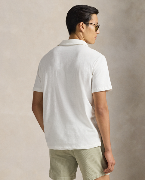 An American style standard since 1972, the Polo shirt has been imitated but never matched. Over the decades, Ralph Lauren Lauren has re-imagined his signature style in a wide array of colours and fits, yet all retain the quality and attention to detail of the iconic original. This jersey version is garment-dyed and washed for a perfectly broken-in effect.