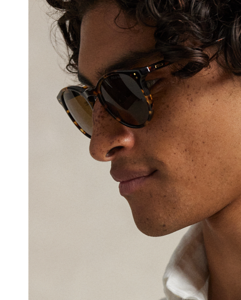 Lightweight, breathable linen makes this shirt perfectly suited to warm-weather days.