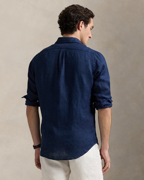 Lightweight, breathable linen makes this shirt perfectly suited to warm-weather days.
