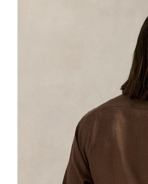 Lightweight, breathable linen makes this shirt perfectly suited to warm-weather days.