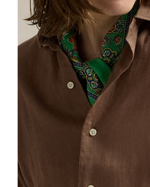 Lightweight, breathable linen makes this shirt perfectly suited to warm-weather days.