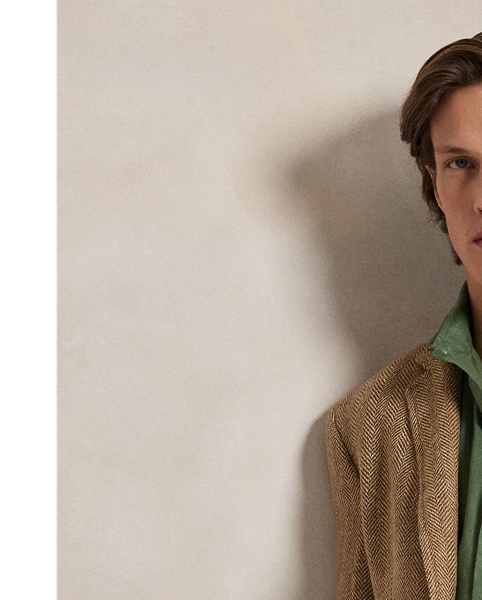 Lightweight, breathable linen makes this shirt perfectly suited to warm-weather days.