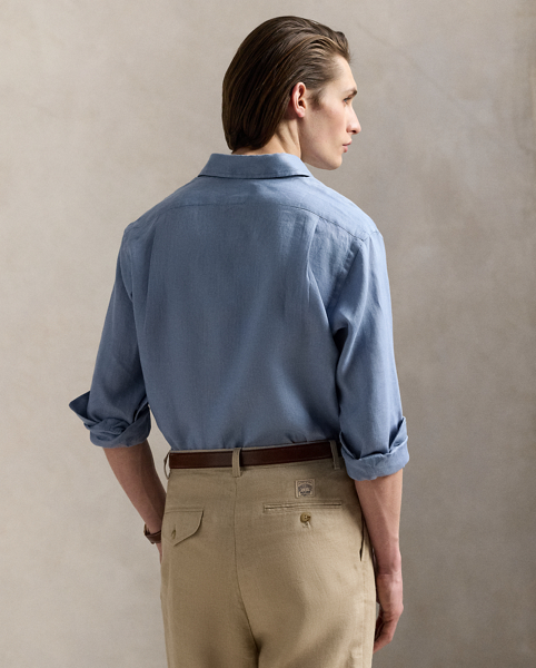 Lightweight, breathable linen makes this shirt perfectly suited to warm-weather days.