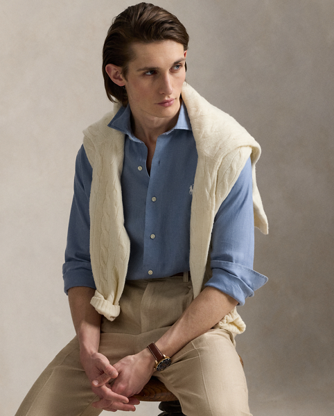 Lightweight, breathable linen makes this shirt perfectly suited to warm-weather days.