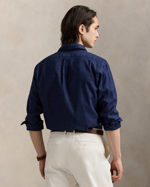 This trim shirt is crafted with a blend of breathable linen and lightweight cotton, making it perfectly suited for warm-weather days.
