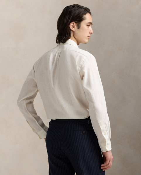 This trim shirt is crafted with a blend of breathable linen and lightweight cotton, making it perfectly suited for warm-weather days.